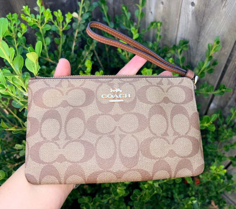 NWOT Large Coach  Corner Zip Wristlet In Signature Canvas